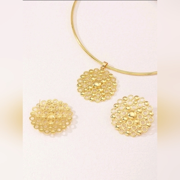 Set of Gold tone Hollow Out Round Charm beaded pendant Necklace &‎ Stud Earrings - Picture 4 of 4
